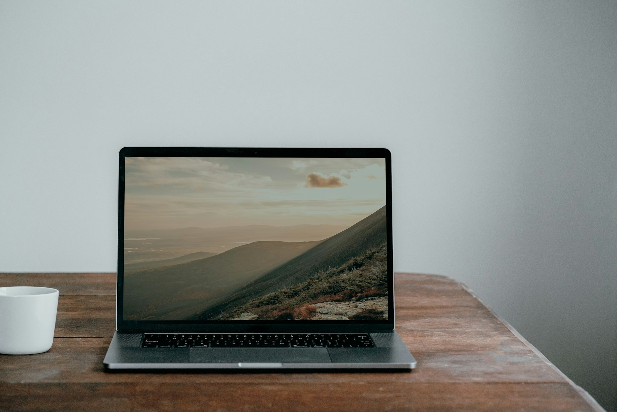 Laptop auf Holztisch – Planung und Umsetzung eines WordPress-Relaunchs