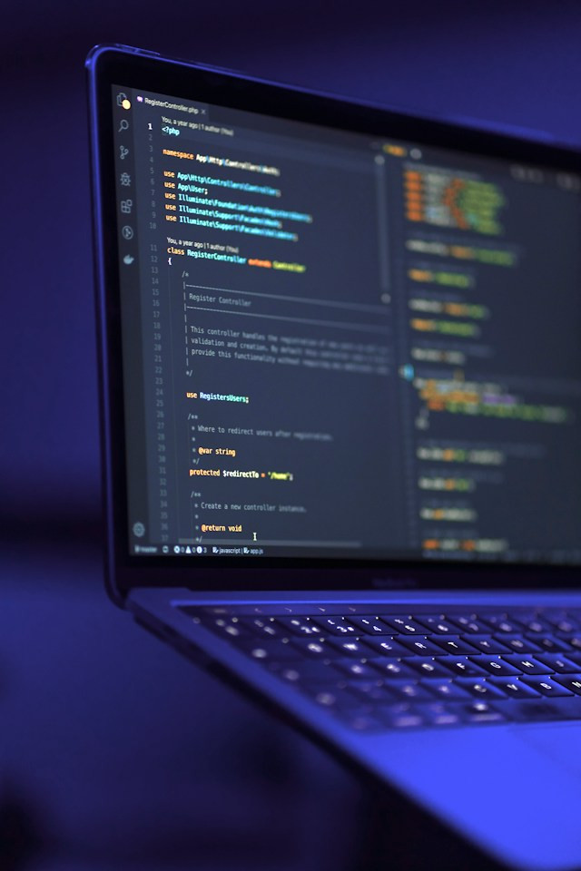 Laptop mit Laravel-PHP-Code im Editor – Statamic-Entwicklung