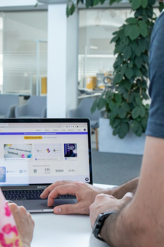 Laptop mit Website-Frontend – WordPress-Entwicklung am Arbeitsplatz